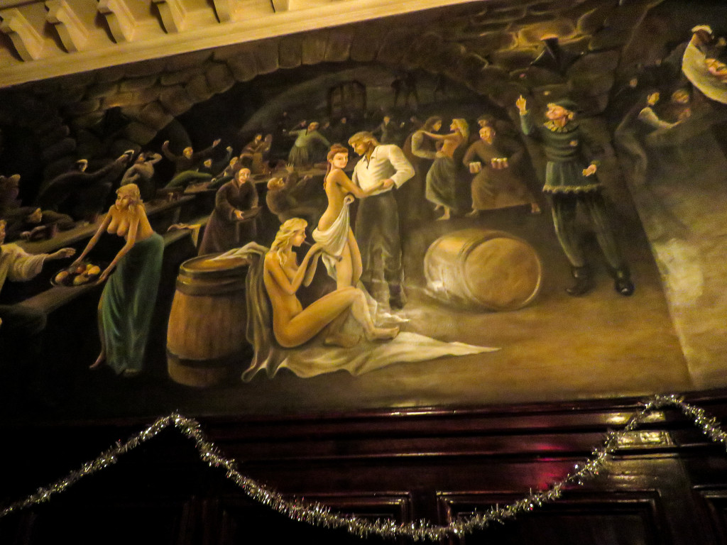 Utöver att dricka öl på Burp Castle kan man studera flera fina muralmålningar på väggarna.