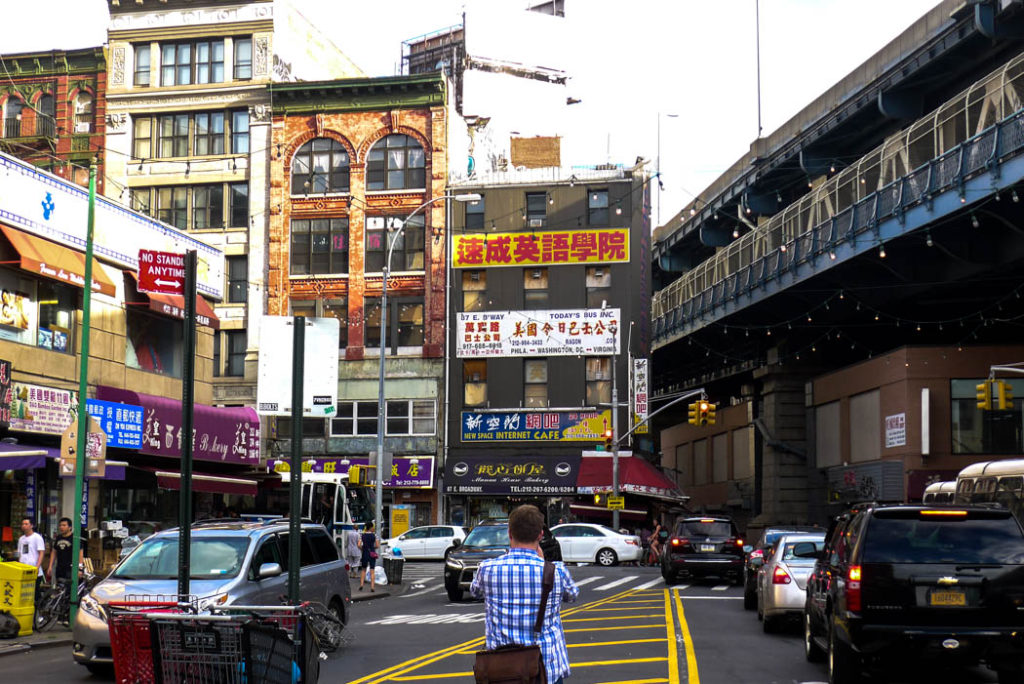 Daniel tar bild i Chinatown.